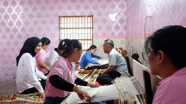 Lapas Perempuan Palembang Berikan Pelatihan Membuat Songket untuk Warga Binaan