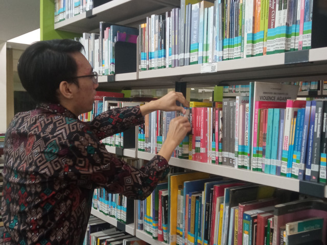 Dokumentasi Pribadi : Kegiatan Shelving Koleksi Perpustakaan.