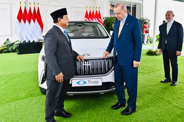 Presiden Turki Recep Tayyip Erdogan menghadiahi Presiden Prabowo Subianto Mobil Listrik Togg T10X di Istana Bogor, Jawa Barat, Rabu (12/2/2025).  Foto: Laily Rachev/Biro Pers Sekretariat Presiden