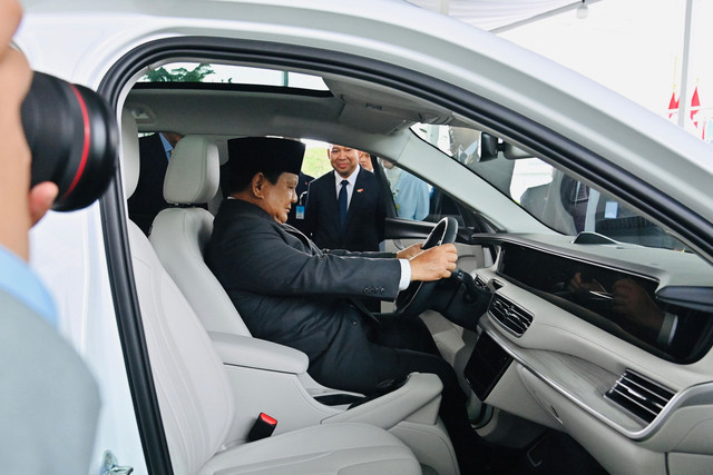 Presiden Turki Recep Tayyip Erdogan menghadiahi Presiden Prabowo Subianto Mobil Listrik Togg T10X di Istana Bogor, Jawa Barat, Rabu (12/2/2025).  Foto: Laily Rachev/Biro Pers Sekretariat Presiden