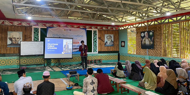 Foto Pelatihan Public Speaking (Sumber: Dokumentasi KKM 120 Untirta)