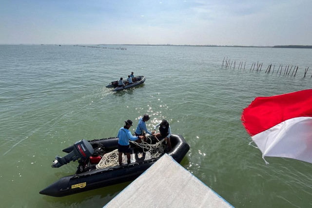 TNI AL membongkar pagar laut di wilayah Tanjung Pasir dan Kronjo, Tangerang, Banten. Foto: Dispenal