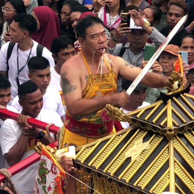 Tang Sin beraksi pada Festival Cap Go Meh 2025 di Kota Manado, Sulawesi Utara, Rabu (12/2)