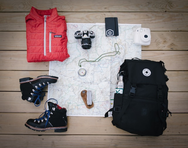 Cara packing sepatu saat traveling. Foto hanyalah ilustrasi. Sumber: Unsplash/Alice Donovan Rouse