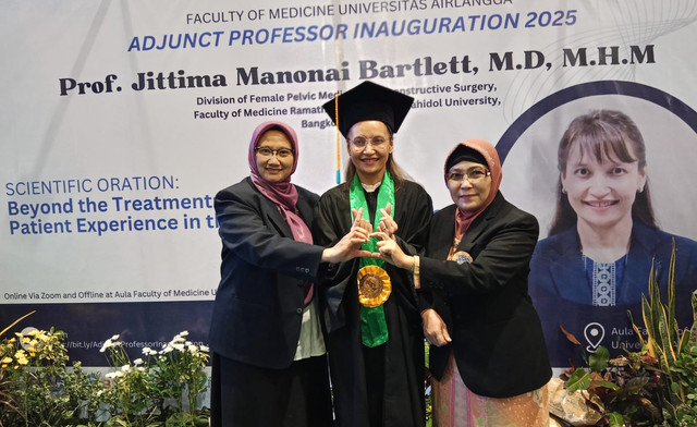 Ahli uroginekologi asal Thailand, Prof Jittima Manonai Bartlett, MD, MHM (tengah) dan Guru besar uroginekologi rekonstruksi Fakultas Kedokteran (FK) Unair, Prof Dr dr Eighty Mardian Kurniawati SpOG(K) (kiri). Foto: Masruroh/Basra