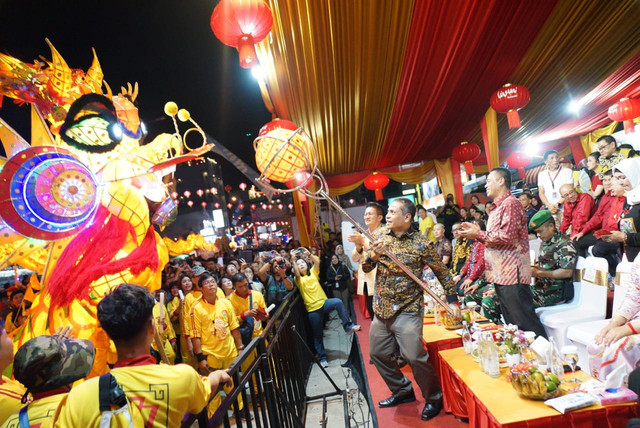 Pj Wali Kota Pontianak saat membuka Parade Naga Bersinar Cap Go Meh 2576 di Pontianak. Foto: Dok, Firman/Prokopim Pemkot Pontianak