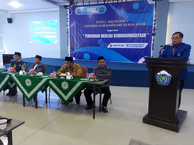 Wakil Rektor II Unismuh Makassar Prof Dr Andi Sukri Syamsuri MHum membuka kegiatan Baitul Arqam untuk 78 Dosen dalam rangka Penguatan Nilai Kemuhammadiyahan 