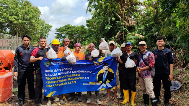 Lapas Besi Peduli, Berbagi Kebahagiaan dengan Pekerja Proyek BLK Nusakambangan