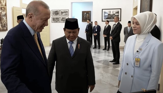 Presiden Turki Erdogan, Presiden Prabowo bersama penerjemah Fatima Gulhan Abushanab di Istana Bogor, Rabu (12/2/2025). Foto: Dok Setkab RI