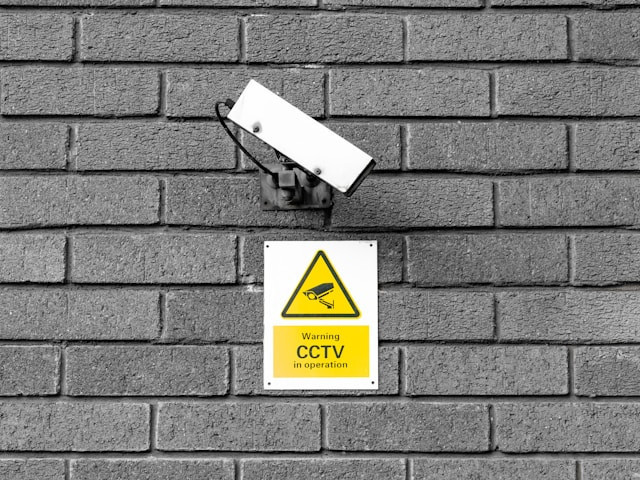 Ilustrasi cara menghubungkan CCTV ke HP melalui WiFi. Sumber: Unsplash/The blowup