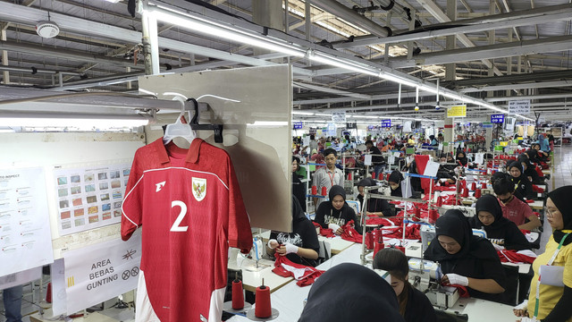 Sejumlah pekerja menyelesaikan pembuatan jersey Timnas Indonesia di Pabrik Erspo, Kabupaten Bandung, Jawa Barat, Rabu (12/02/2025). Foto: Soni Insan Bagus/kumparan