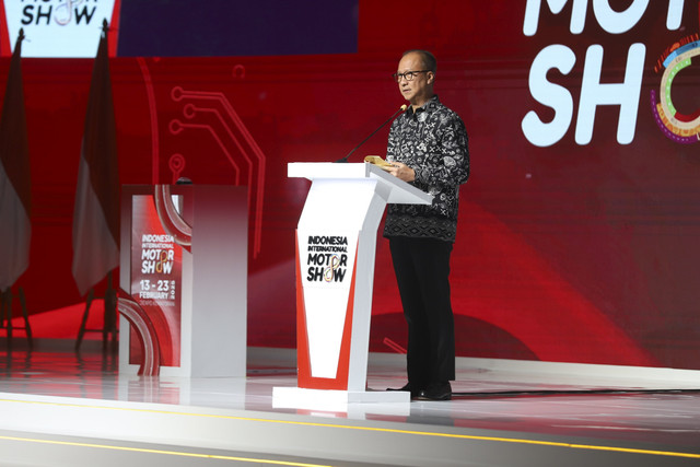 Menteri Perindustrian Agus Gumiwang menyampaikan sambutan saat membuka Pameran Indonesia International Motor Show (IIMS) 2025 di JI Expo Kemayoran, Jakarta, Kamis (13/2/2025). Foto: Iqbal Firdaus/kumparan