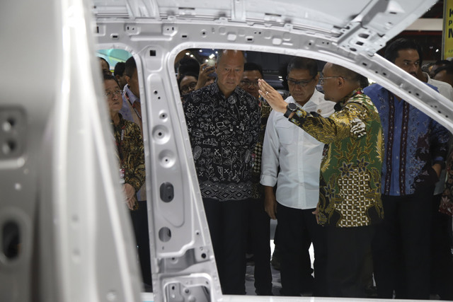 Menteri Perindustrian Agus Gumiwang mengunjungi stand saat Pameran Indonesia International Motor Show (IIMS) 2025 di JI Expo Kemayoran, Jakarta, Kamis (13/2/2025). Foto: Iqbal Firdaus/kumparan