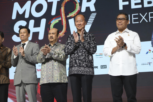 Menteri Perindustrian Agus Gumiwang membuka Pameran Indonesia International Motor Show (IIMS) 2025 di JI Expo Kemayoran, Jakarta, Kamis (13/2/2025). Foto: Iqbal Firdaus/kumparan