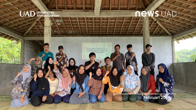 Foto bersama pada acara sosialisasi pengelolaan sampah dan pupuk organik di Dusun Mangli (Dok. Risma)