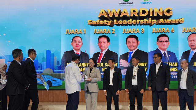 Menteri Ketenagakerjaan Republik Indonesia, Yassierli, memberikan penghargaan Safety Leadership Award 2025 Kepada General Manager PT PLN UID Kalimantan Barat Joice Lanny Wantania dalam rangka Bulan K3 Nasional 2025 yang diselenggarakan oleh Divisi HSSE PT PLN (Persero). Foto: Dok. PLN Kalbar