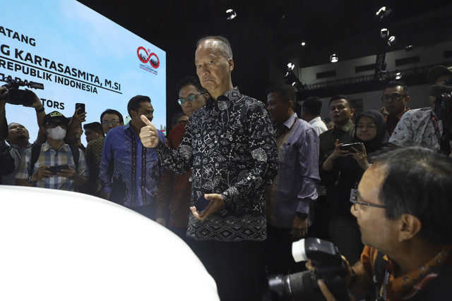 Menteri Perindustrian Agus Gumiwang mengunjungi stand saat Pameran Indonesia International Motor Show (IIMS) 2025 di JI Expo Kemayoran, Jakarta, Kamis (13/2/2025). Foto: Iqbal Firdaus/kumparan