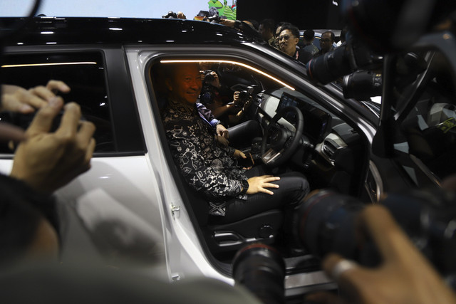 Menteri Perindustrian Agus Gumiwang mengunjungi stand saat Pameran Indonesia International Motor Show (IIMS) 2025 di JI Expo Kemayoran, Jakarta, Kamis (13/2/2025). Foto: Iqbal Firdaus/kumparan