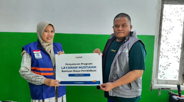 Penyerahan Bantuan Pendidikan Nisa yang diwakili Oleh Ayahnya (Sumber : DT Peduli)