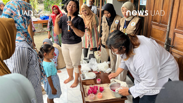 Proses pembuatan lilin hias di Dusun Bergan oleh KKN UAD dan PKK setempat (Dok. Maurisa)