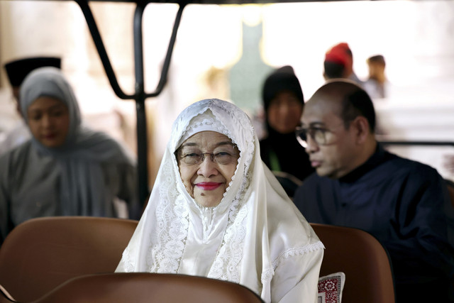 Momen Presiden RI ke-5 Megawati Soekarnoputri naik buggy car untuk berziarah makam Nabi Muhammad di Masjid Nabawi. Foto: Dok. Istimewa