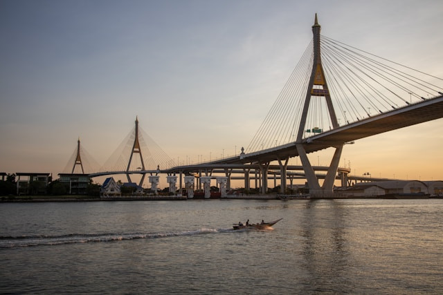 Jembatan Terpanjang di Asia Tenggara. Jembatan Industrial Ring Road Thailand. Sumber: unsplash.com/Noppon Meenuch