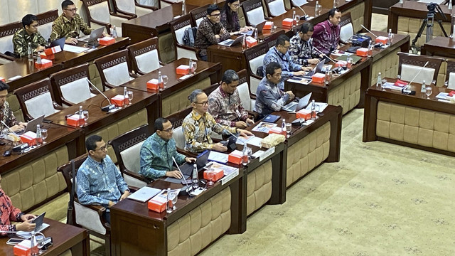 Otoritas Jasa Keuangan (OJK) Rapat Kerja (raker) Komisi XI DPR RI, di Kompleks Parlemen, Jakarta, Kamis (13/2/2025). Foto: Muhammad Fhandra Hardiyon/kumparan