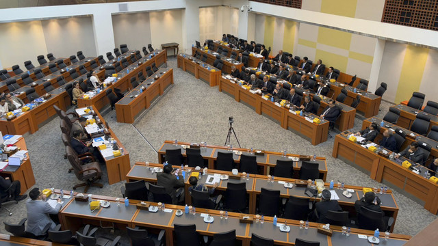 Komisi I DPR RI menggelar rapat kerja bersama Kementerian Luar Negeri mengenai efisiensi anggaran di gedung Parlemen, Jakarta pada Kamis (13/2/2025).  Foto: Abid Raihan/kumparan