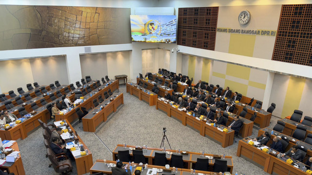 Komisi I DPR RI menggelar rapat kerja bersama Kementerian Luar Negeri mengenai efisiensi anggaran di gedung Parlemen, Jakarta pada Kamis (13/2/2025).  Foto: Abid Raihan/kumparan