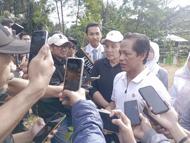 Menteri LH Hanif Faisol Nurofiq saat Meninjau KEK Lido, Bogor, Jawa Barat, Kamis (13/2/2025). Foto: kumparan