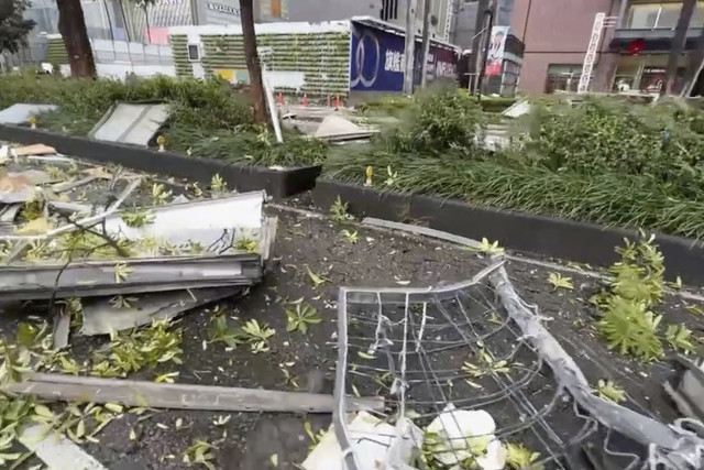 Puing-puing berserakan di jalan-jalan setelah ledakan di department store Shin Kong Mitsukoshi di kota Taichung di Taiwan, Kamis (13/2/2025). Foto: TVBS via AP