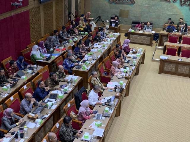 Suasana Rapat Dengar Pendapat Komisi X DPR RI dengan Kepala Perpustakaan Nasional RI, Kepala Badan Riset dan Inovasi Nasional, dan Kepala Badan Pusat Statistik Indonesia di Kompleks Parlemen Senayan, Jakarta, Kamis (13/2/2025). Foto: Luthfi Humam/kumparan