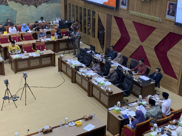 Suasana Rapat Dengar Pendapat Komisi X DPR RI dengan Kepala Perpustakaan Nasional RI, Kepala Badan Riset dan Inovasi Nasional, dan Kepala Badan Pusat Statistik Indonesia di Kompleks Parlemen Senayan, Jakarta, Kamis (13/2/2025). Foto: Luthfi Humam/kumparan