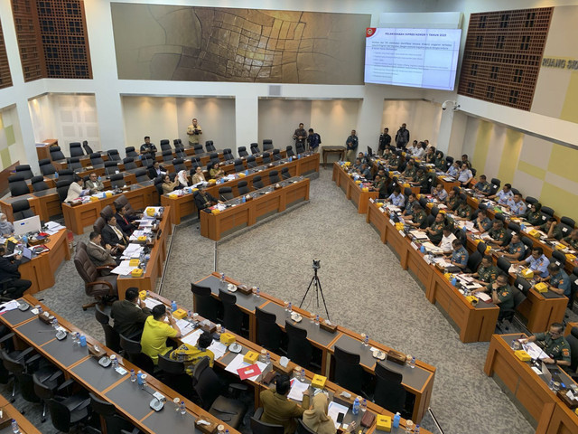 Suasana Raker Komisi I DPR RI dengan Menhan, Panglima TNI menghadirkan KASAD, KASAL dan KASAU di Kompleks Parlemen Senayan, Jakarta, Kamis (13/2/2025). Foto: Luthfi Humam/kumparan