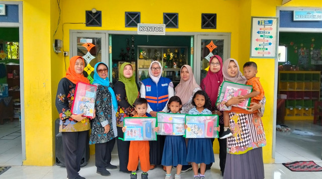 Tm DT Peduli Memberikan Bantuan Paket ATK untuk Siswa Yatim Piatu di TK Baruna Probolinggo (Sumber : DT Peduli)