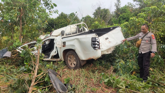 Mobil yang ditumpangi korban rusak usia menabrak sebuah pohon. Foto: Dok Polres Ketapang