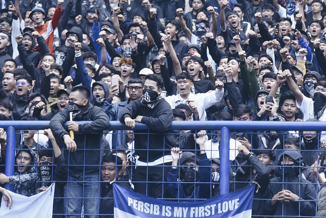 Bobotoh hadir di latihan Persib jelang lawan Persija. Foto: Instagram/ @persib_official