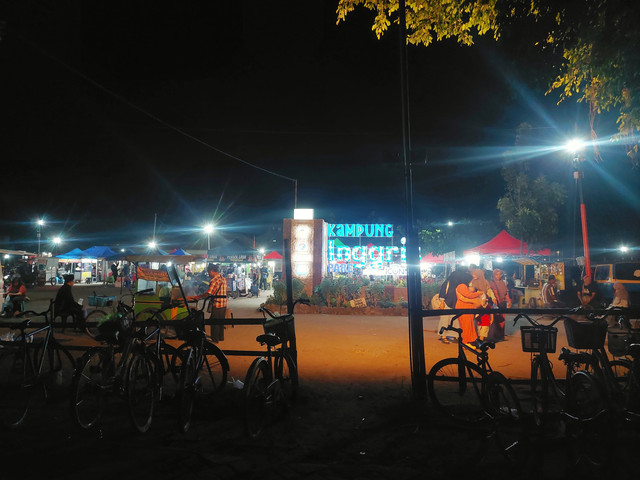 Suasana Pasar Senja, Tulungrejo, Kec. Pare Kabupaten Kediri saat malam hari. Foto oleh Mayang Suwita