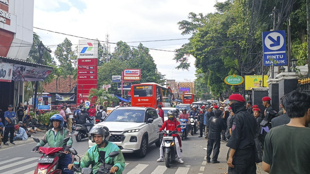 Aksi demo mendesak agar Sekjen PDIP Hasto Kristiyanto ditangkap, di depan Pengadilan Negeri Jakarta Selatan, Kamis (13/2/2025). Foto: Fadhil Pramudya/kumparan