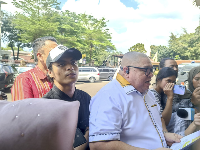 Vadel Badjideh kembali jalani pemeriksaan terkait kasus dugaan persetubuhan anak dan aborsi di Polres Jakarta Selatan, Kamis (13/2/2025). Foto: Giovanni/kumparan