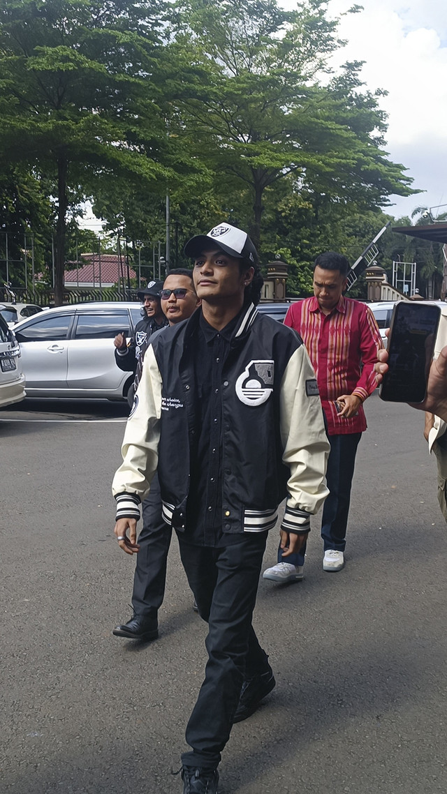 Vadel Badjideh kembali jalani pemeriksaan terkait kasus dugaan persetubuhan anak dan aborsi di Polres Jakarta Selatan, Kamis (13/2/2025). Foto: Giovanni/kumparan