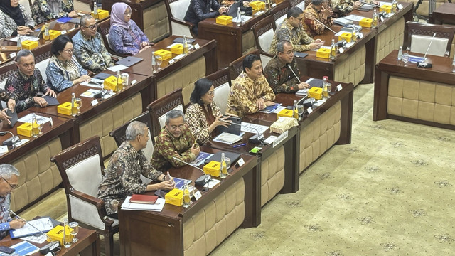 Menteri Keuangan Sri Mulyani dan jajarannya dalam Rapat Kerja Komisi XI, Kamis (13/2/2025). Foto: Ave Airiza Gunanto/kumparan