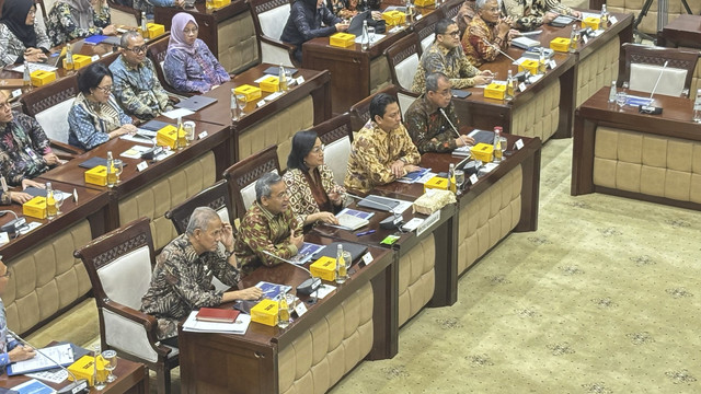 Menteri Keuangan Sri Mulyani dan jajarannya dalam Rapat Kerja Komisi XI, Kamis (13/2/2025). Foto: Ave Airiza Gunanto/kumparan