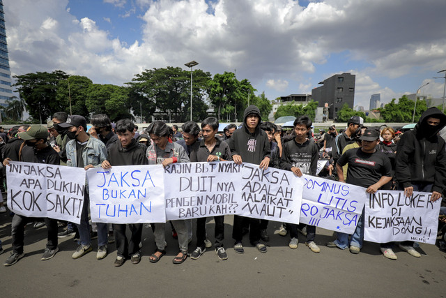 Massa yang tergabung dalam Gerakan Rakyat Indonesia menggelar unjuk rasa di depan Gedung Parlemen RI, Jakarta, Kamis (13/2/2025). Foto: Jamal Ramadhan/kumparan