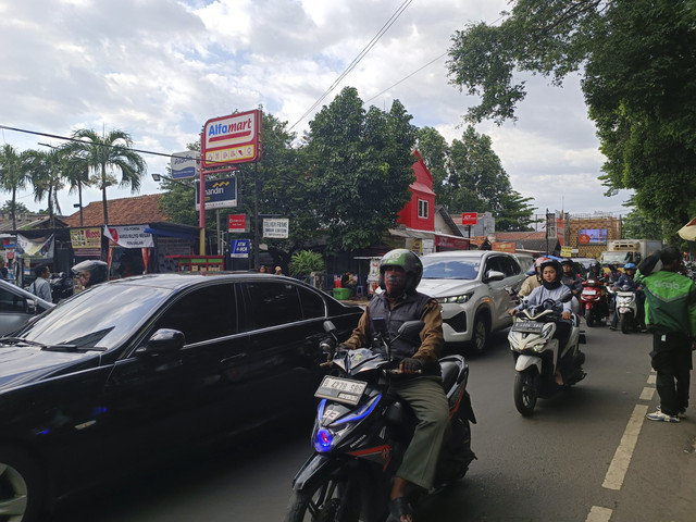 Suasana kepadatan lalu lintas imbas adanya demo jelang putusan praperadilan Hasto Kristiyanto, di sekitar Pengadilan Negeri Jakarta Selatan, Kamis (13/2/2025). Foto: Fadhil Pramudya/kumparan