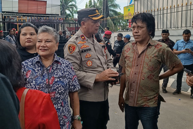 Politikus PDIP Ribka Tijptaning dan Adian Napitupulu hadir jelang putusan praperadilan Sekjen PDIP Hasto Kristiyanto di PN Jakarta Selatan, Kamis (13/2/2025).  Foto: Fadhil Pramudya/kumparan