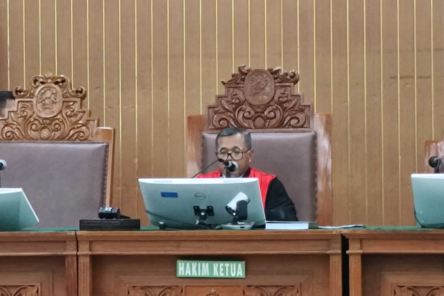 Ketua Majelis Hakim yang membacakan putusan gugatan praperadilan Sekjen PDIP Hasto Kristiyanto di Pengadilan Negeri Jakarta Selatan, Kamis (13/2/2025). Foto: Jonathan Devin/kumparan