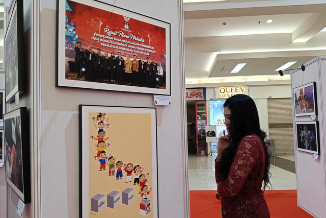 Pameran foto yang digelar Pewarta Foto Indonesia (PFI) Surabaya bersama KPU Jatim. Foto: Masruroh/Basra