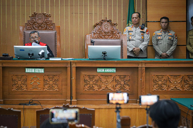 Hakim Tunggal Djuyamto membacakan putusan gugatan praperadilan Sekjen PDIP Hasto Kristiyanto di Pengadilan Negeri Jakarta Selatan, Kamis (13/2/2025). Foto: Iqbal Firdaus/kumparan