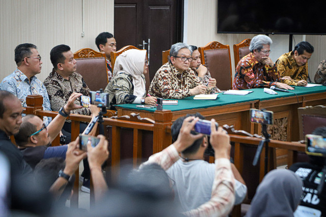 Tim hukum Sekjen PDIP Hasto Kristiyanto menghadiri sidang putusan gugatan praperadilan di Pengadilan Negeri Jakarta Selatan, Kamis (13/2/2025). Foto: Iqbal Firdaus/kumparan